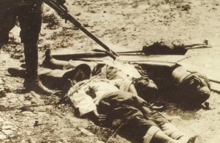 日軍刺殺中國(guó)人_副本.jpg